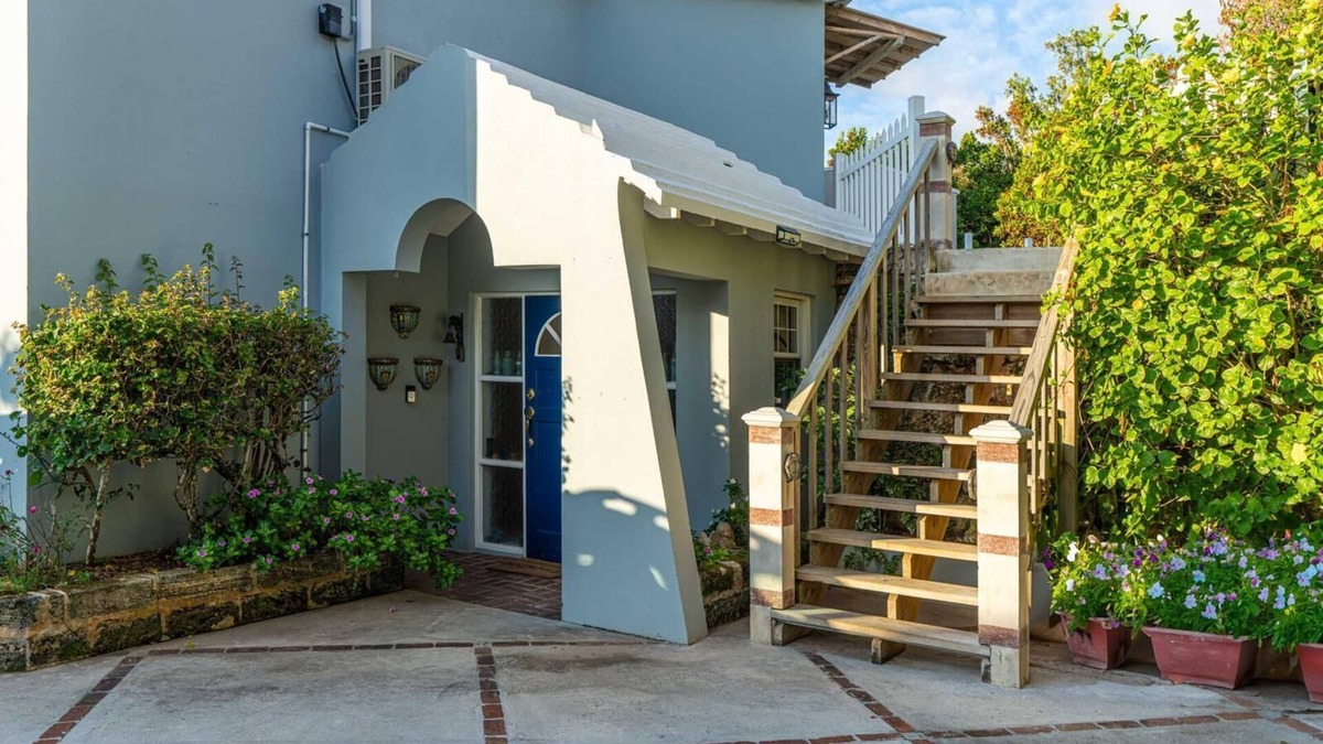Mount Pleasant Apartment | Beautiful renovated large studio