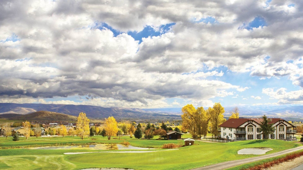 Midway Resort | Beautiful resort in the heart of it all!
