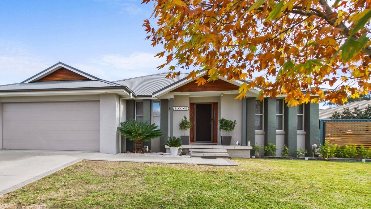 Hillvue House | Beautiful Resort Style Home with Swimming Pool in Tamworth