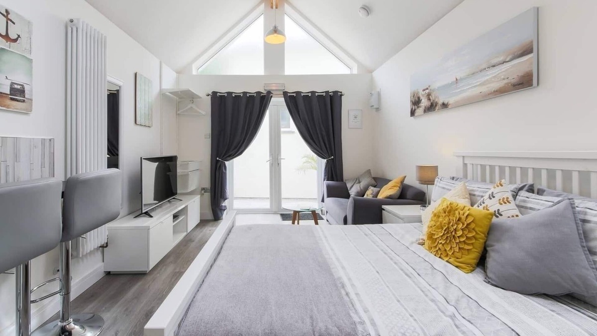St Austell House | Beautiful Retreat for 2. Near Eden, Heligan & the coast.