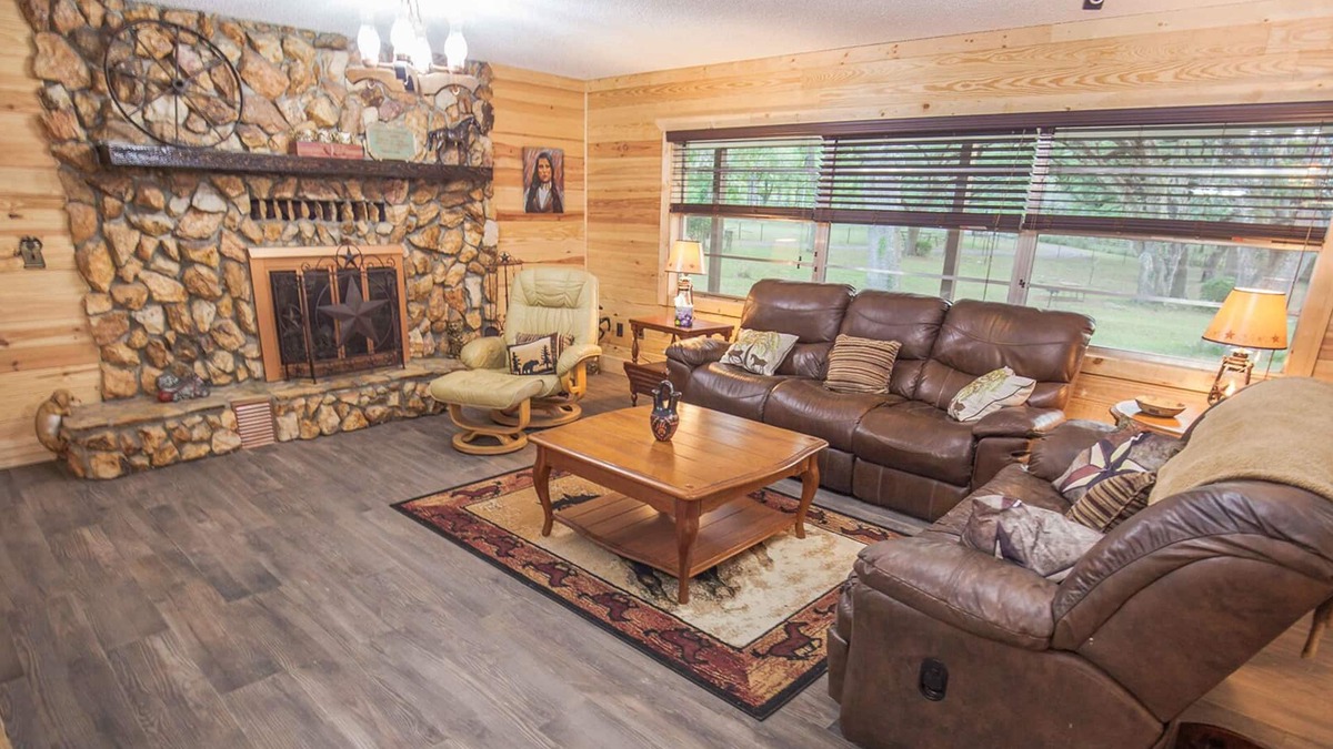 Brooksville House | BEAUTIFUL RETREAT HOME ON 2 FENCED PRIVATE ACRES. WALK TO FOREST AND GOLF!