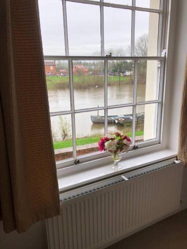 Upton upon Severn Apartment | Beautiful riverfront cosy one bedroom apartment