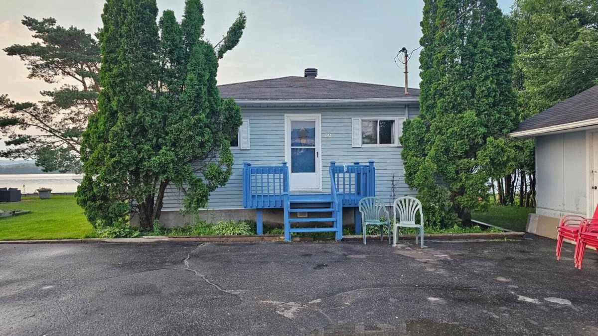 Clarence-Rockland Cottage | Beautiful riverfront cottage with dream views