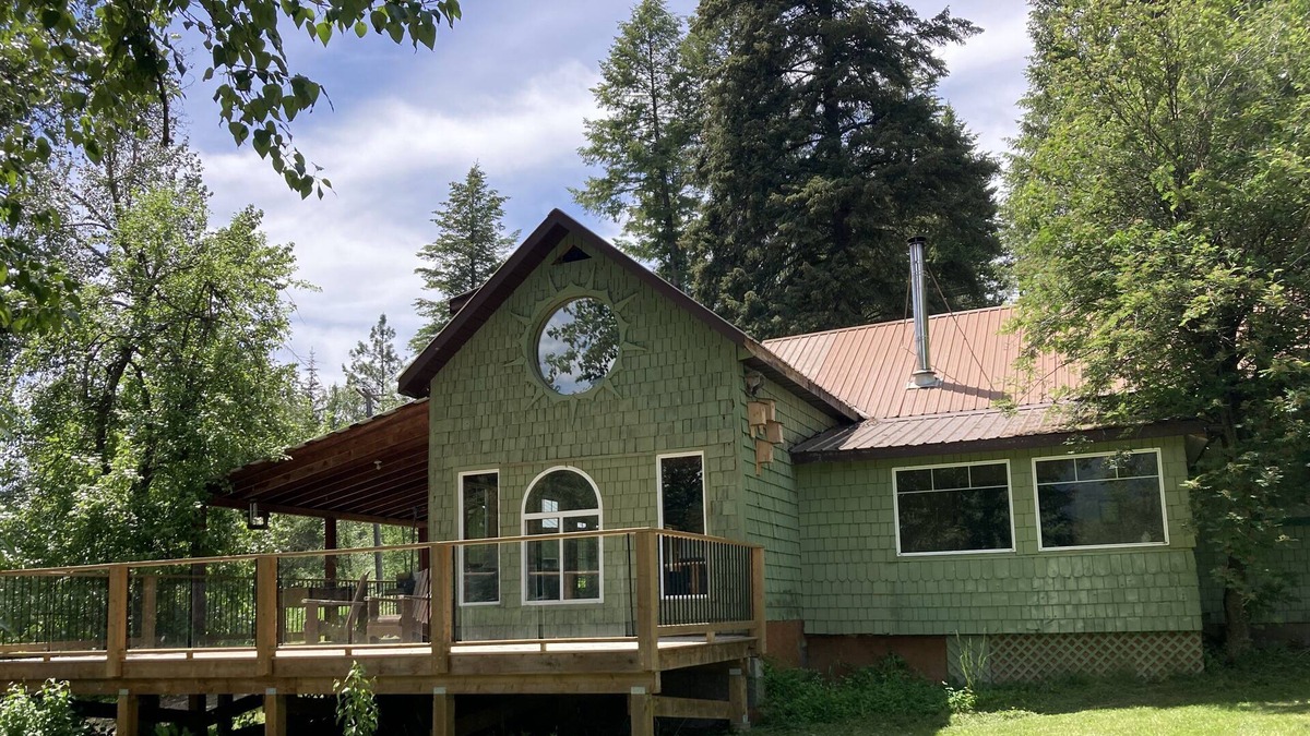 Kootenay Boundary House | Beautiful Riverfront Home on Acreage