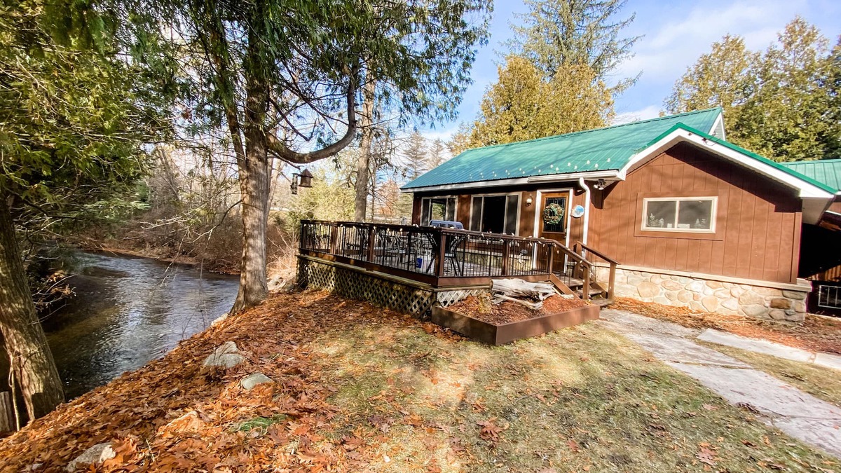 Farwell House | Beautiful Riverfront Home