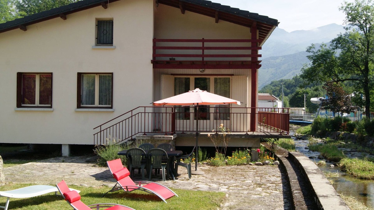 Aston House | Beautiful riverside house with large grounds (WiFi)