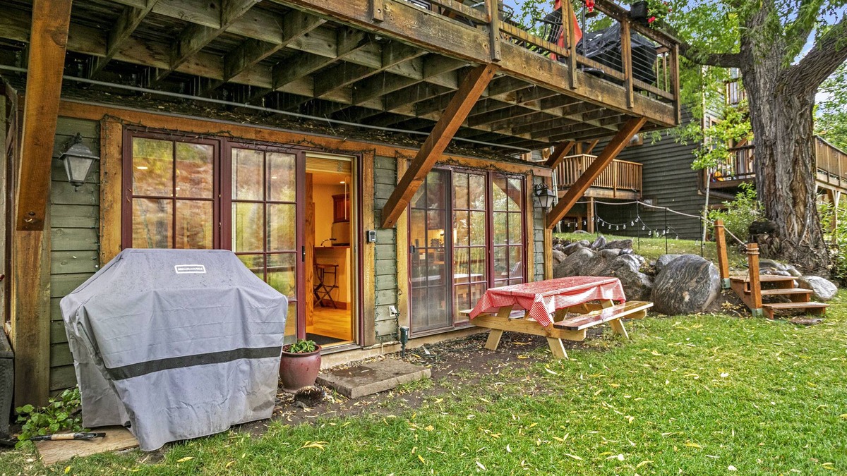 Minturn Apartment | Beautiful Riverside Ski Retreat! *Now with Hot Tub!*