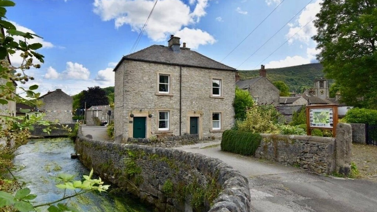 Hope Valley House | Beautiful riverside village cottage in the heart of the Peak District