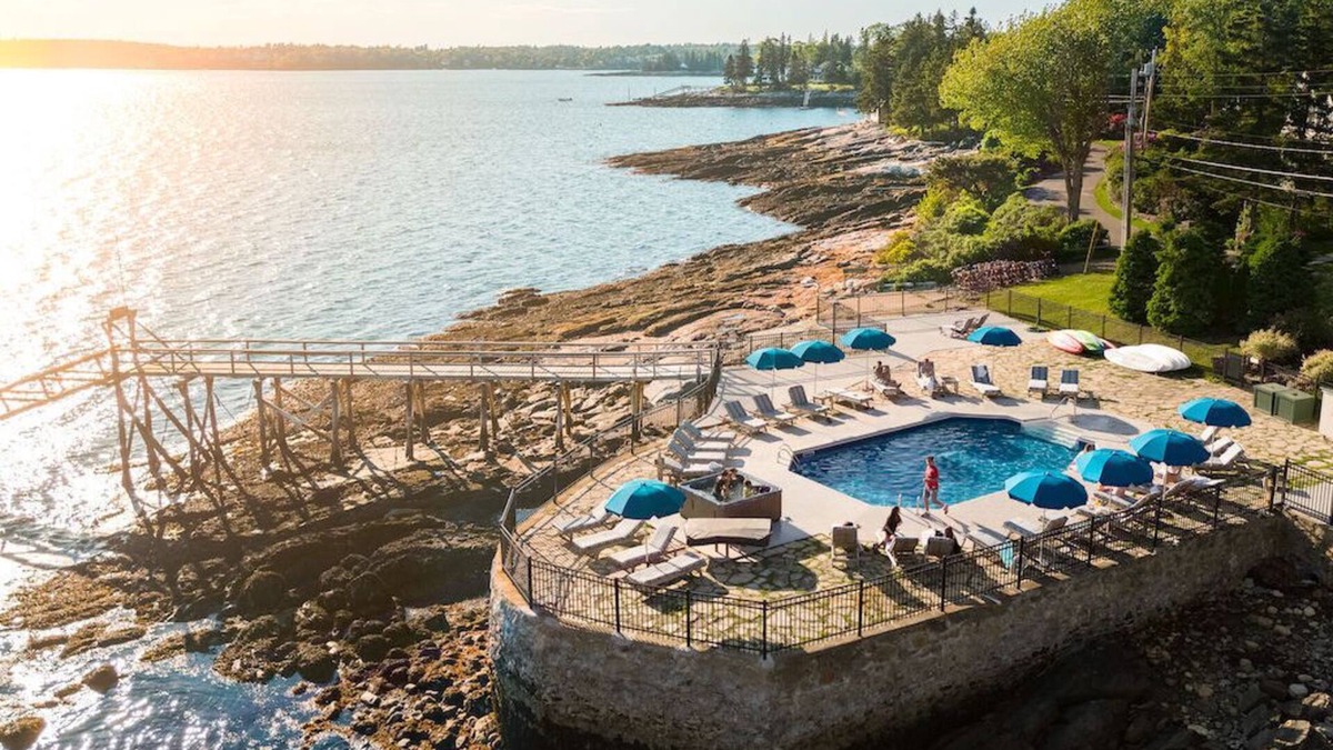 Boothbay Harbor Cabin | Beautiful Rm | Porch+HotTub+Pool | No Hidden Fees