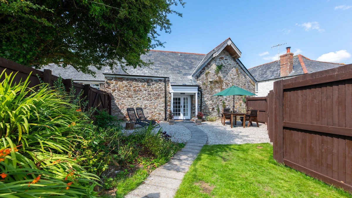 Saltash Cottage | Beautiful, romantic 4* cottage in rural setting with Country Club membership.n