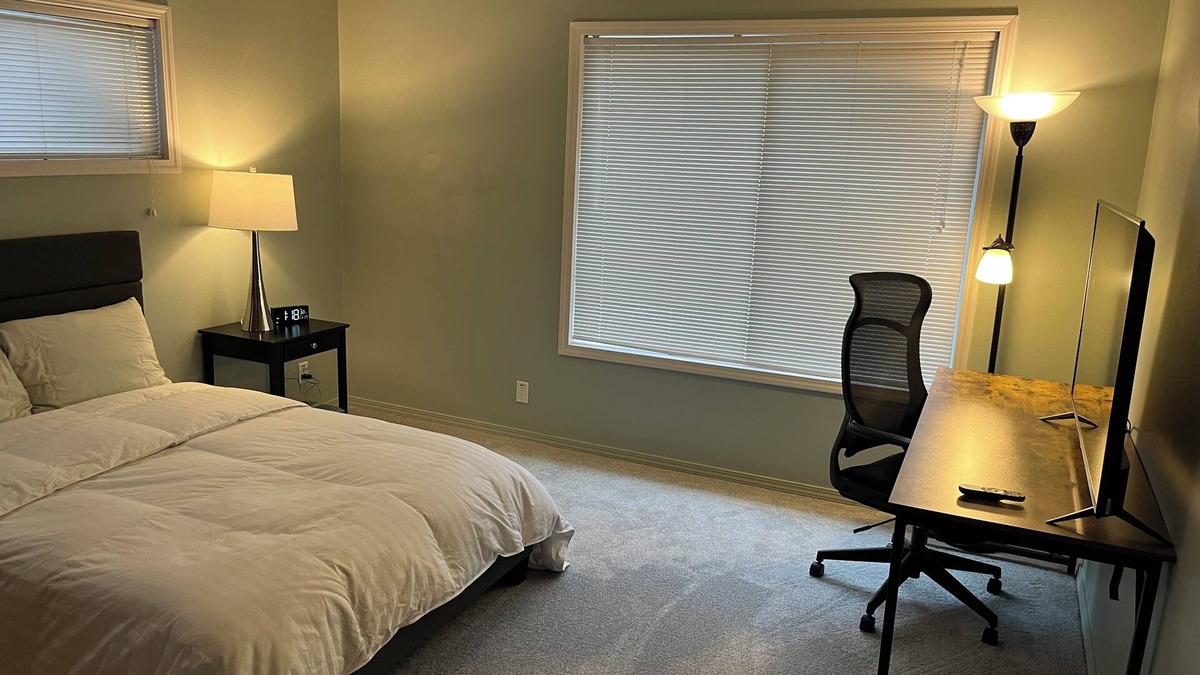 Olympic Hills House | Beautiful room in NE Seattle with High-Speed WiFi