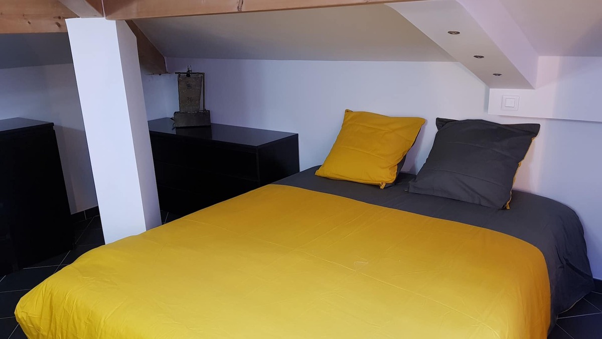 La Couronne House | Beautiful room with desk and private bathroom