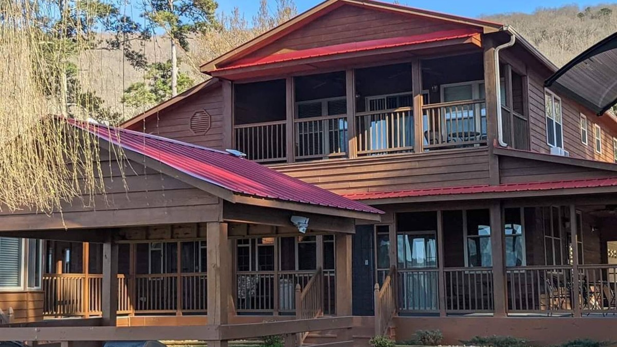 Scottsboro Cabin | Beautiful rustic lodge located on Lake Guntersville with private boat ramp/dock