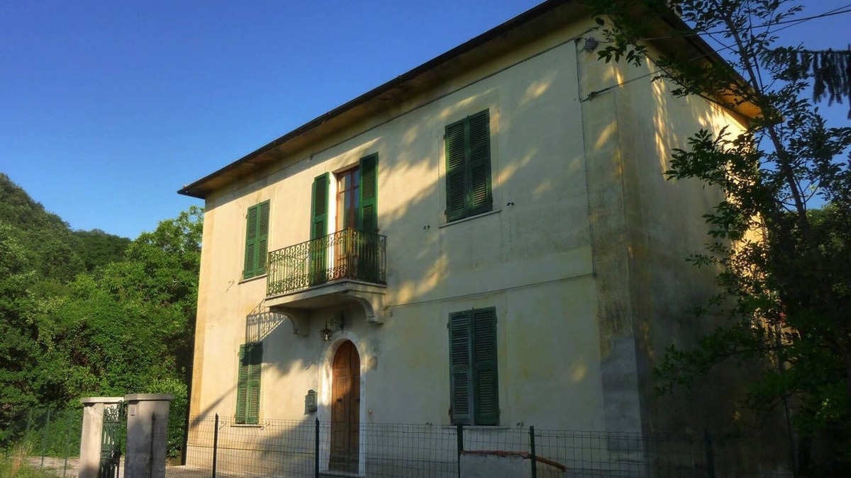 Bagnone Villa | Beautiful rustic Tuscan villa overlooking the medieval village of Bagnone