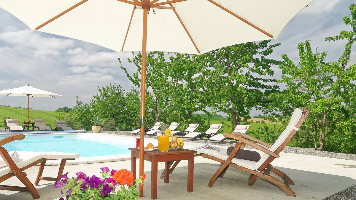 Castelnau-Barbarens House | Beautiful spacious gite in the Gers with private lake