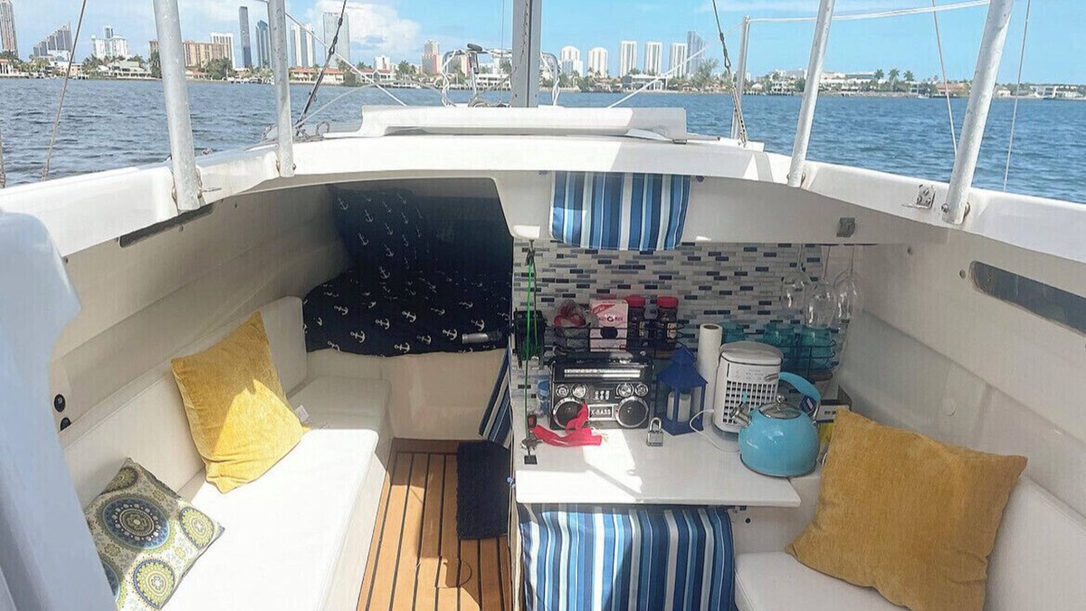 Aventura Boat Rental | Beautiful sailboat with free parking