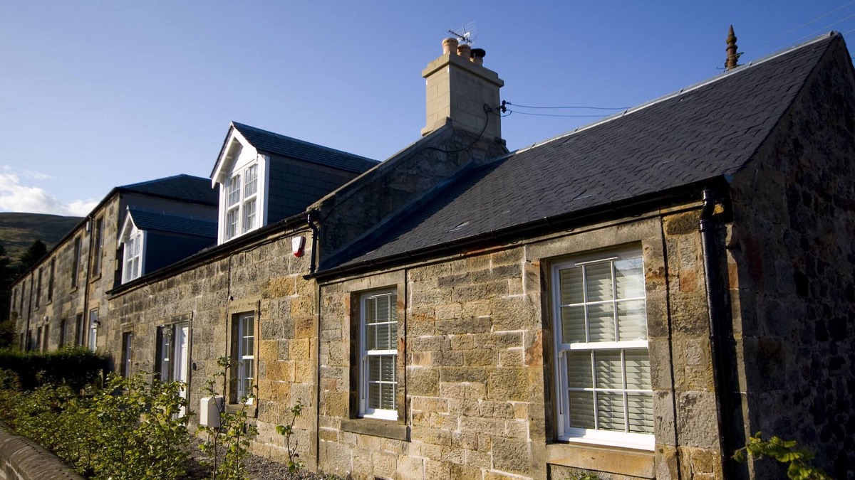 Dollar House | Beautiful sandstone cottage in picturesque village setting