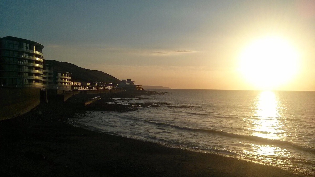 Westleigh Apartment | Beautiful Sea Front North Devon Apartment with 3 large bedrooms. Sleeps 6.
