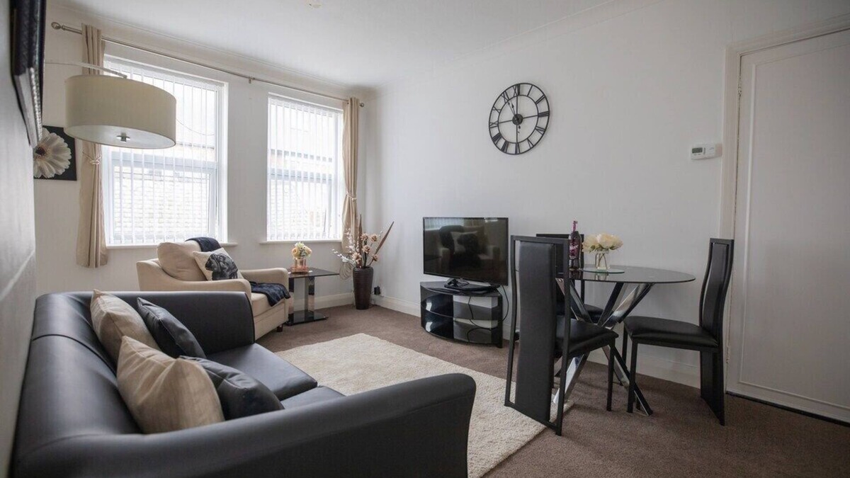 Cullercoats Apartment | Beautiful Seaside Apartment is 5 mins walk to Town Centre and Metro Station.