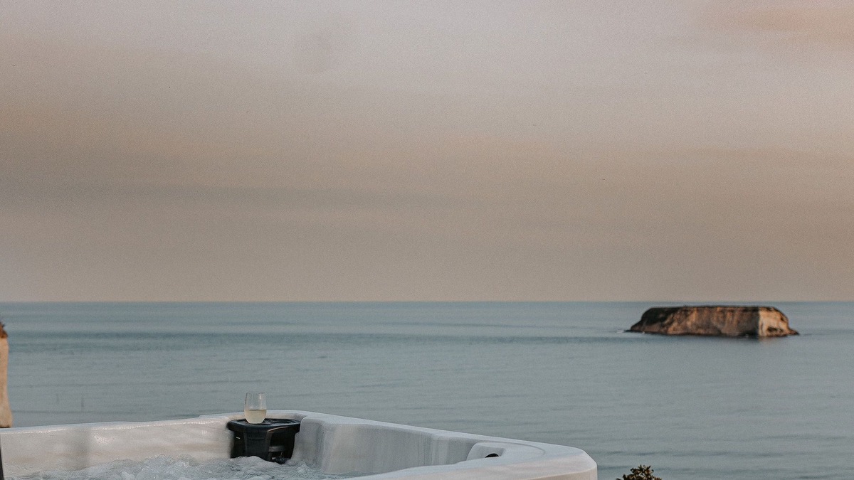 Hurunui District House | Beautiful seaside Bach with stunning views.Relax in the spa and soak in the view