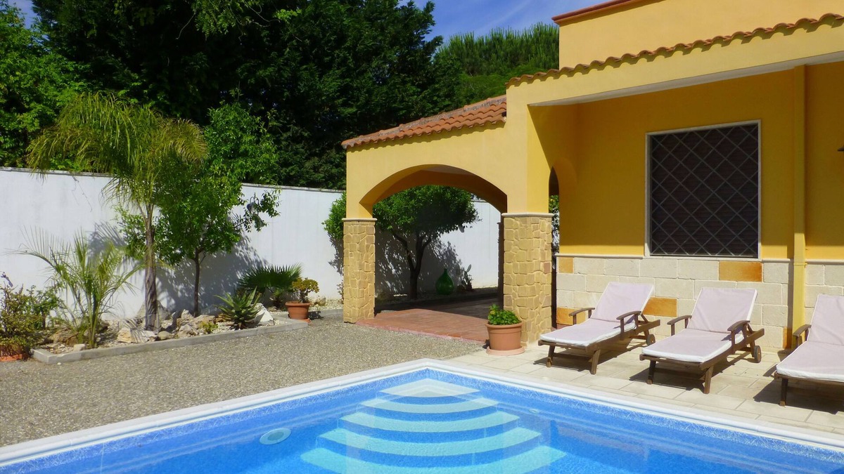 Lendinuso Villa | Beautiful Seaside Villa with pool & garden. 25 Mins From Airport. Free Wifi