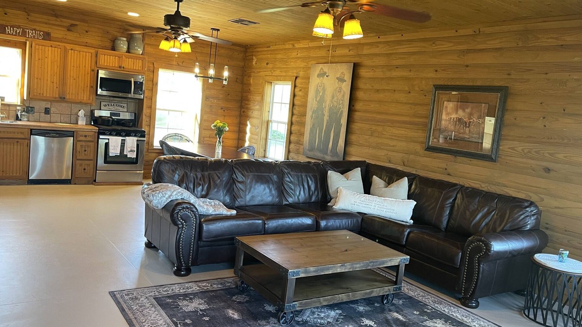 Stuart Cabin | Beautiful Secluded Farmhouse Cabin