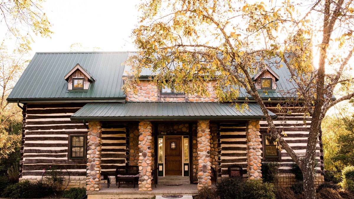 Wright City Cabin | Beautiful secluded Log Home - Nestled in the country!