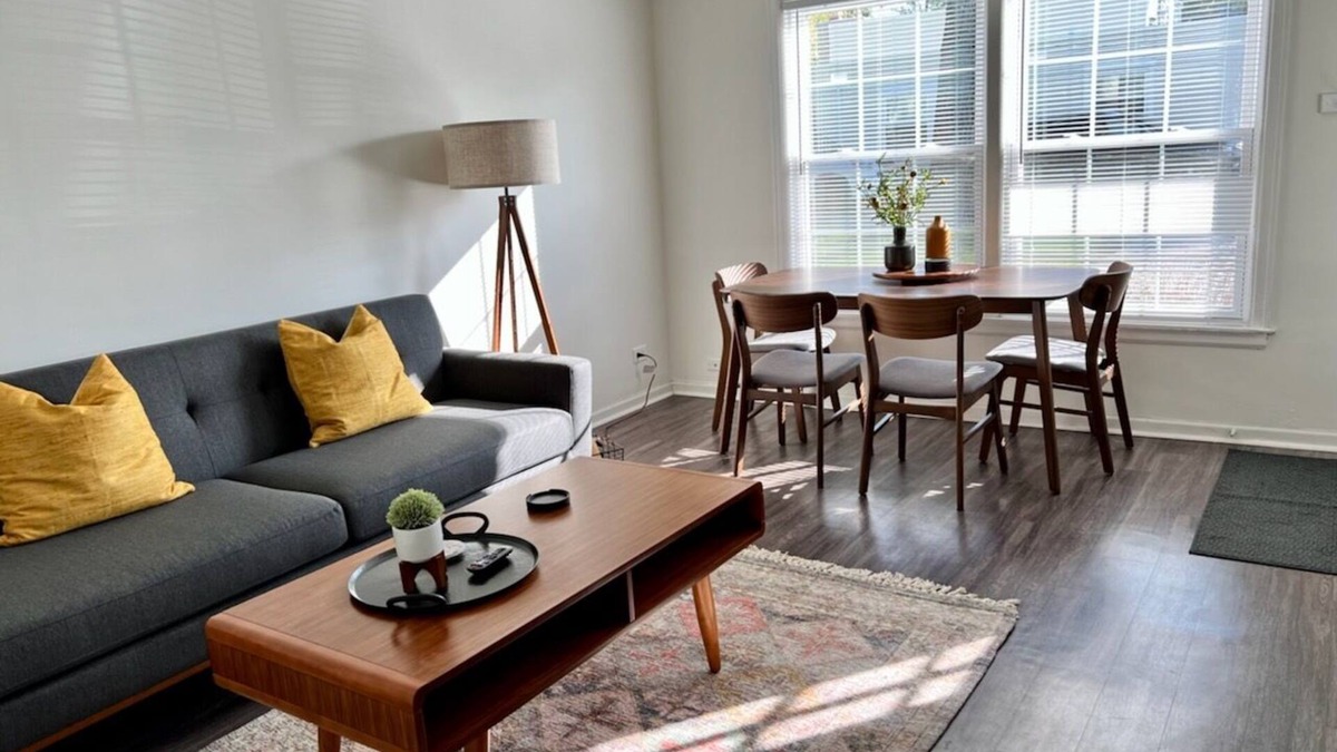 Lake Bluff Apartment | Beautiful self contained apartment downtown Lake Bluff