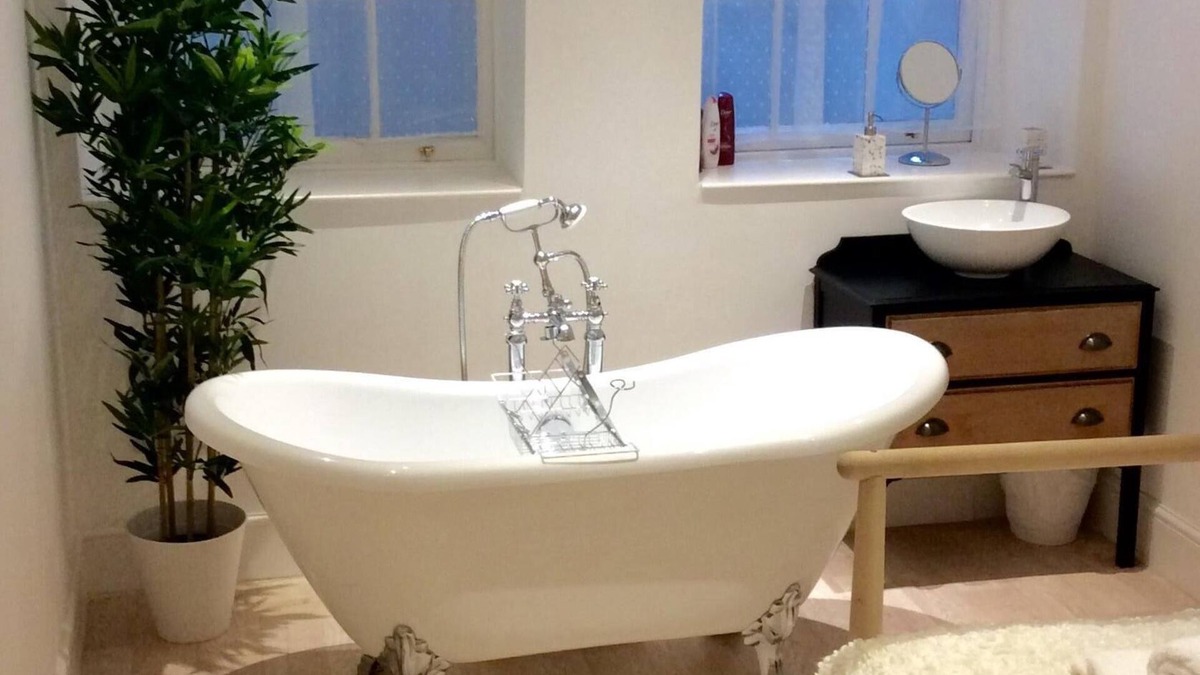 New Town Apartment | Beautiful self contained flat in New Town, Stockbridge. Great location!