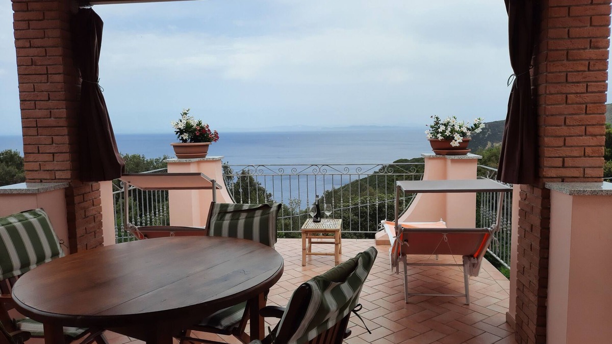 Aia House | Beautiful semi-detached house with views of sky, woods and sea