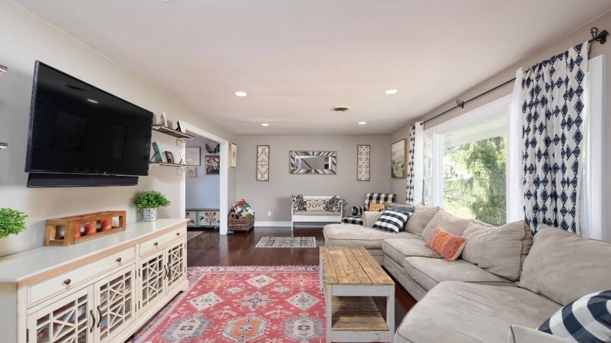 Brick House | Beautiful Shore Retreat with Pool