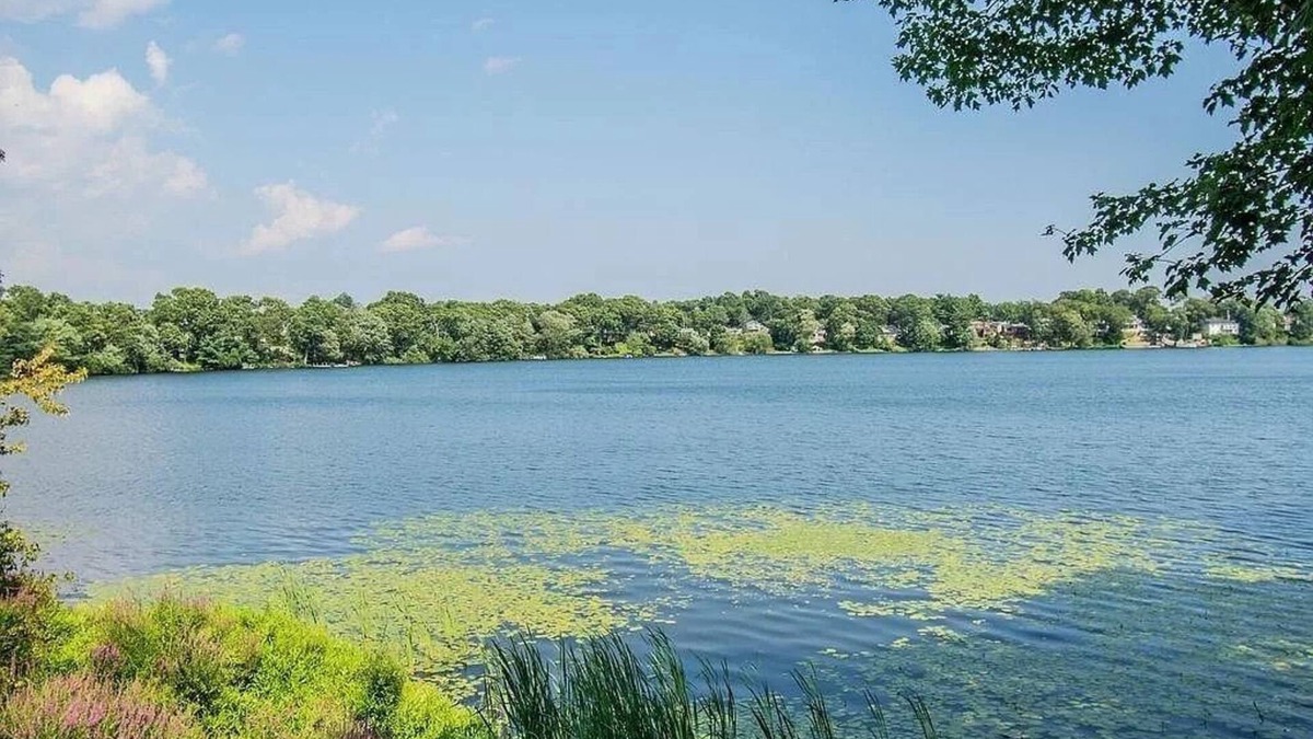 Warwick House | Beautiful Single Family house on Warwick Pond, Warwick, RI