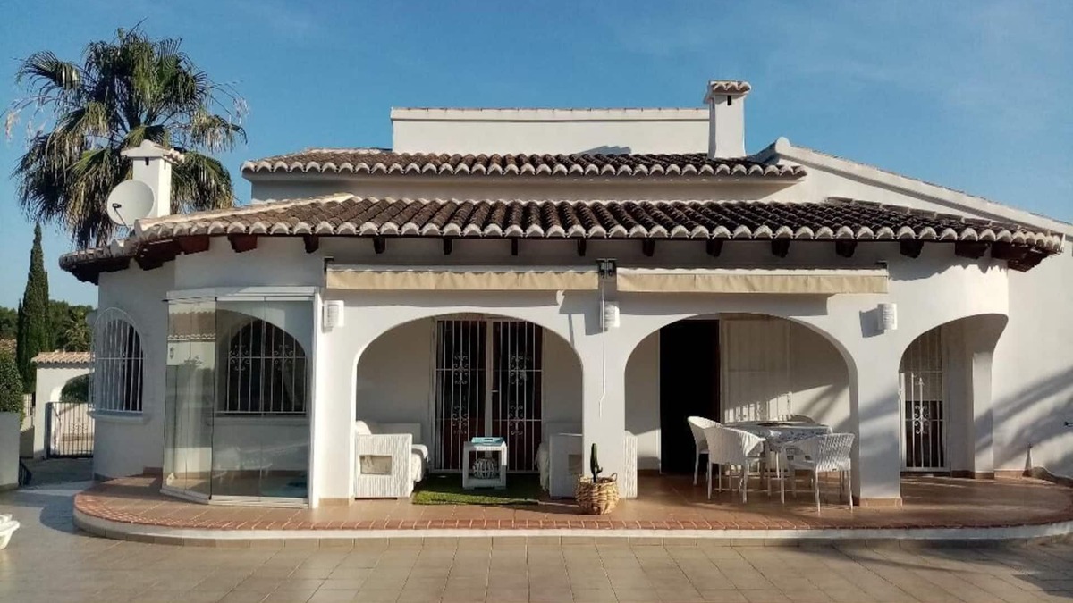 Media Luna Villa | BEAUTIFUL SINGLE-STOREY VILLA IN JAVEA, 3 BEDROOMS, AIR-CONDITIONING, LOVELY HEATED 10X5 POOL,