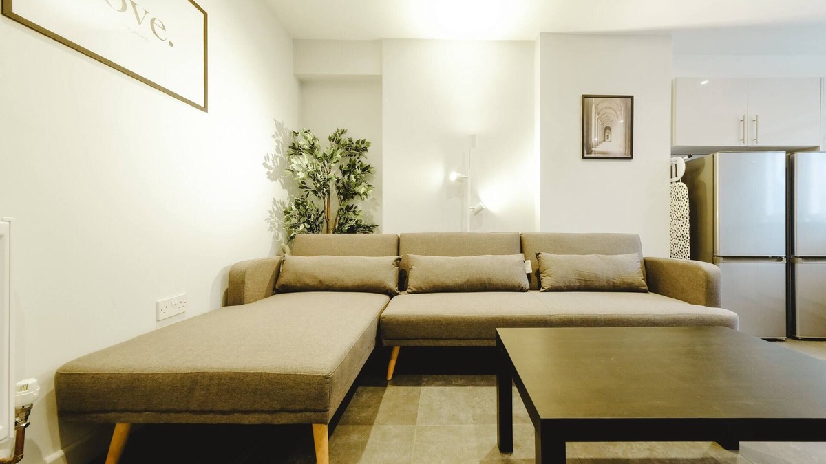 Cribbs Causeway Apartment | Beautiful six bedroom house - Wordsworth