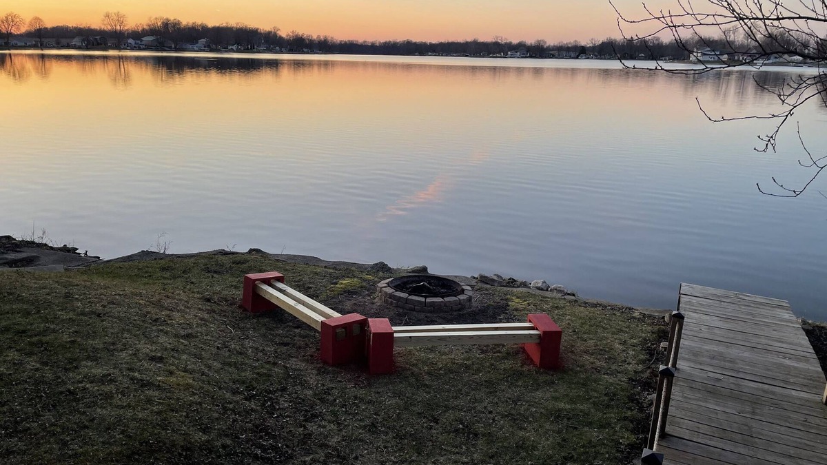 Brimfield Cottage | Beautiful Skinner Cottage overlooking the lake