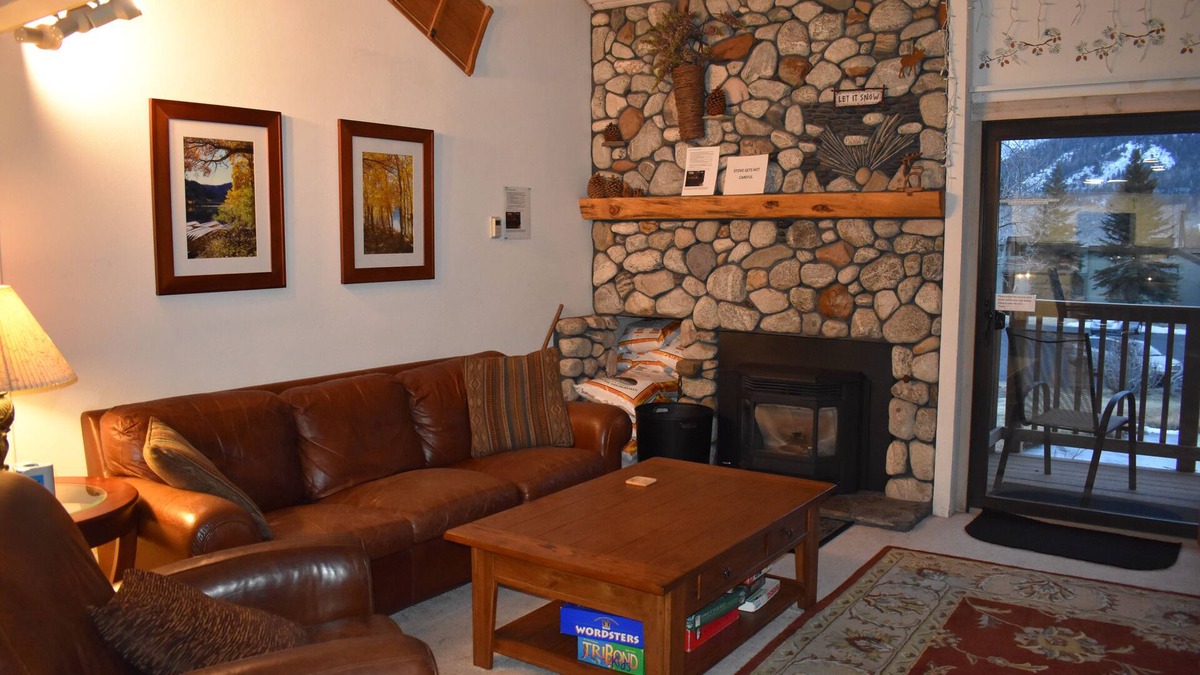 Mammoth Lakes Condo | Beautiful Snowcreek 2 + Loft with Spectacular Mountain Views Very Well Reviewed