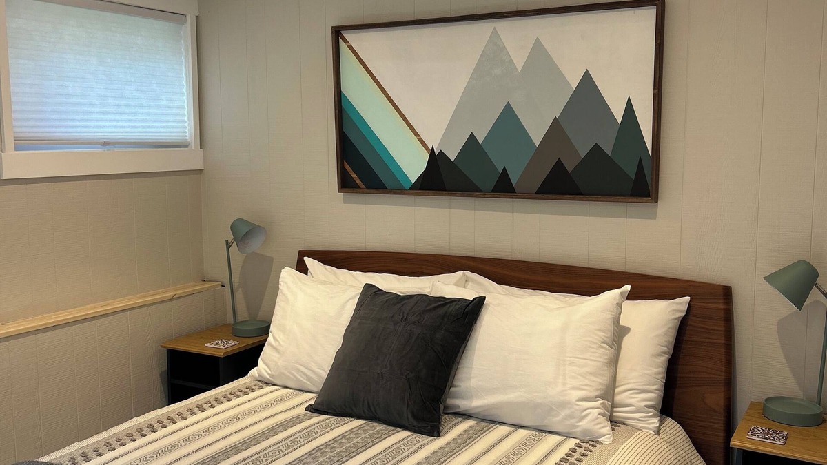 Fairfield House | Beautiful space, blocks from the ocean & Cook St