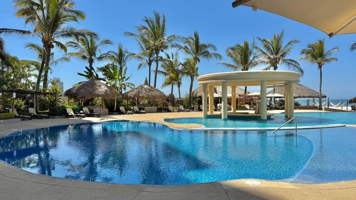Quintas del Mar Apartment | Beautiful space by the beach and pool By Gps