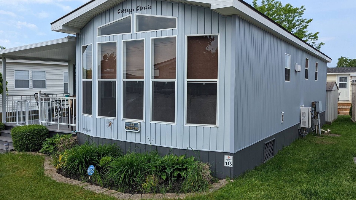 Sherkston Cottage | Beautiful, spacious 3 bedroom updated cottage sleeps 8 with A/C
