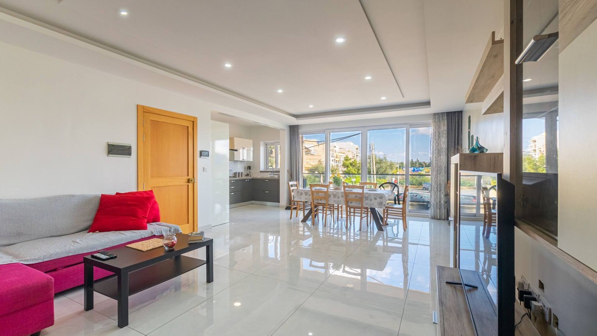 Qawra Apartment | Beautiful Spacious Bright 3 Bedroom 2 Bathroom Apartment 1