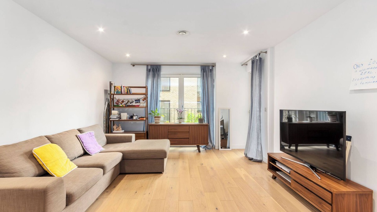 Stratford Apartment | Beautiful spacious 2 bedroom 2 bathroom flat East Village. Plus Sofa Bed
