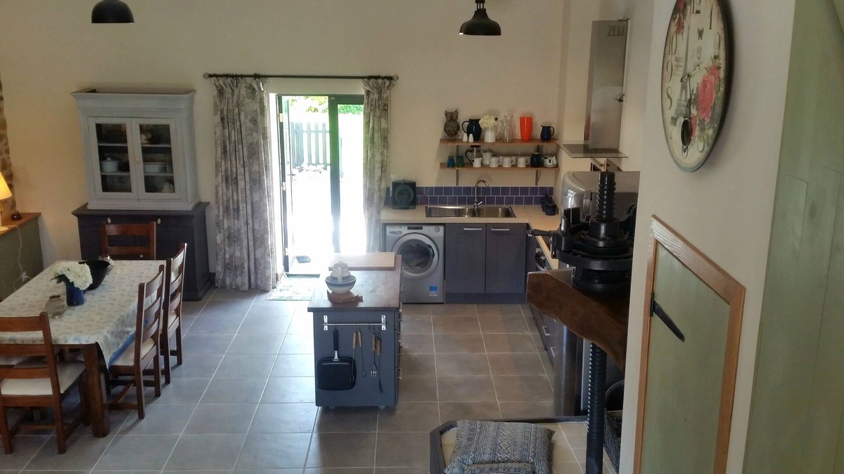 Cast Cottage | Beautiful, spacious, 2 bed renovated breton cider press, 10km from the coast!