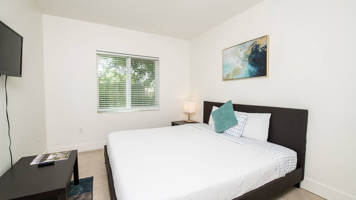 Royal Poinciana Apartment | Beautiful Spacious 2/1 Apt with Parking/Wifi/Laundry in the Heart of Hollywood!