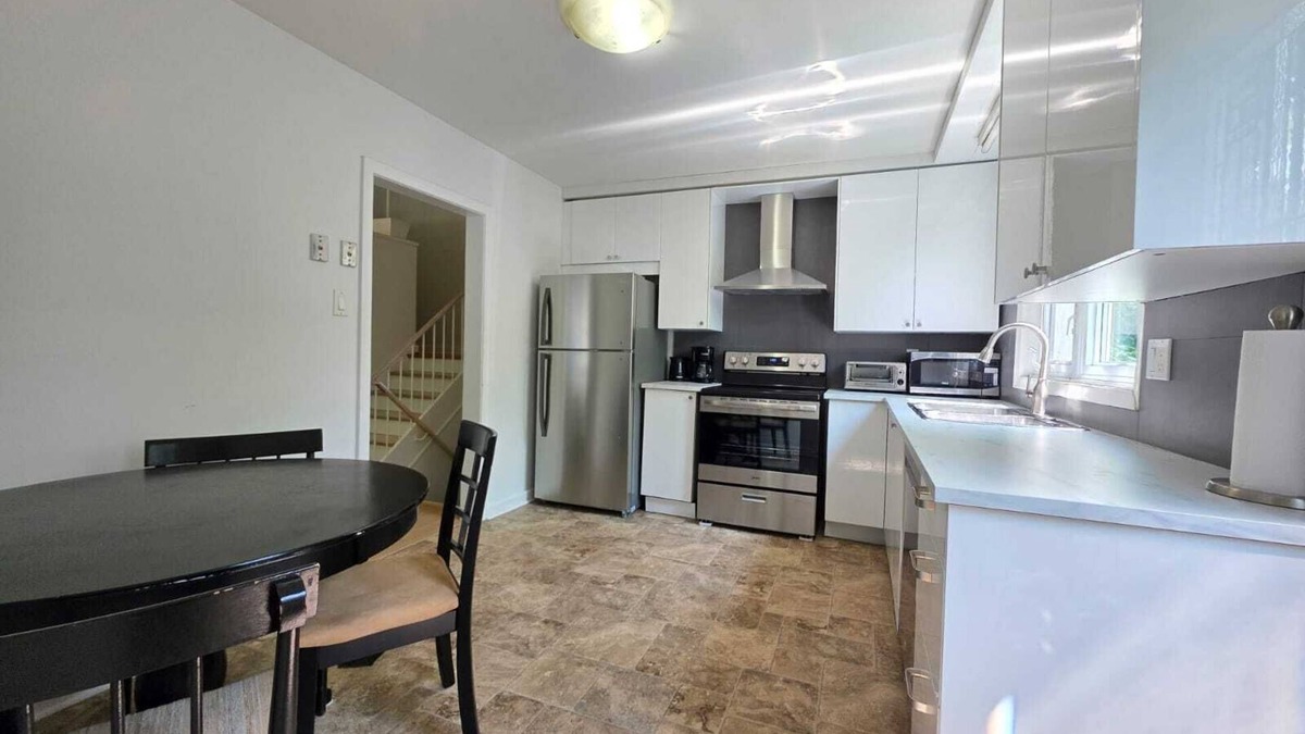 North York House | Beautiful spacious 4+1 house excellent location,2 full bathrooms parking area