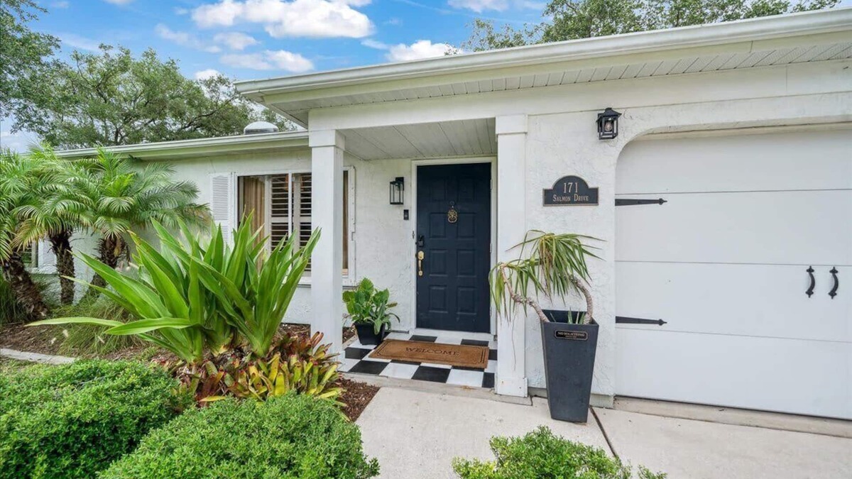Interchange Square House | Beautiful Spacious Bungalow in Palm Bay