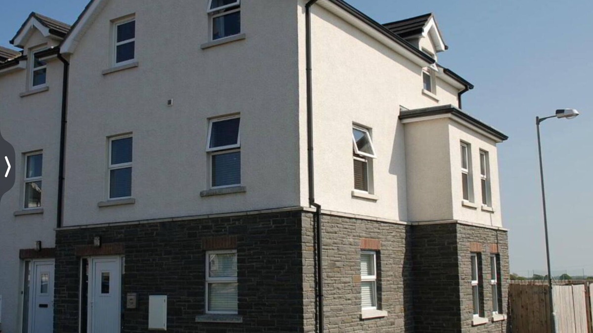 Portstewart House | Beautiful Spacious House with Hot Tub & Sauna, Near the Beach!