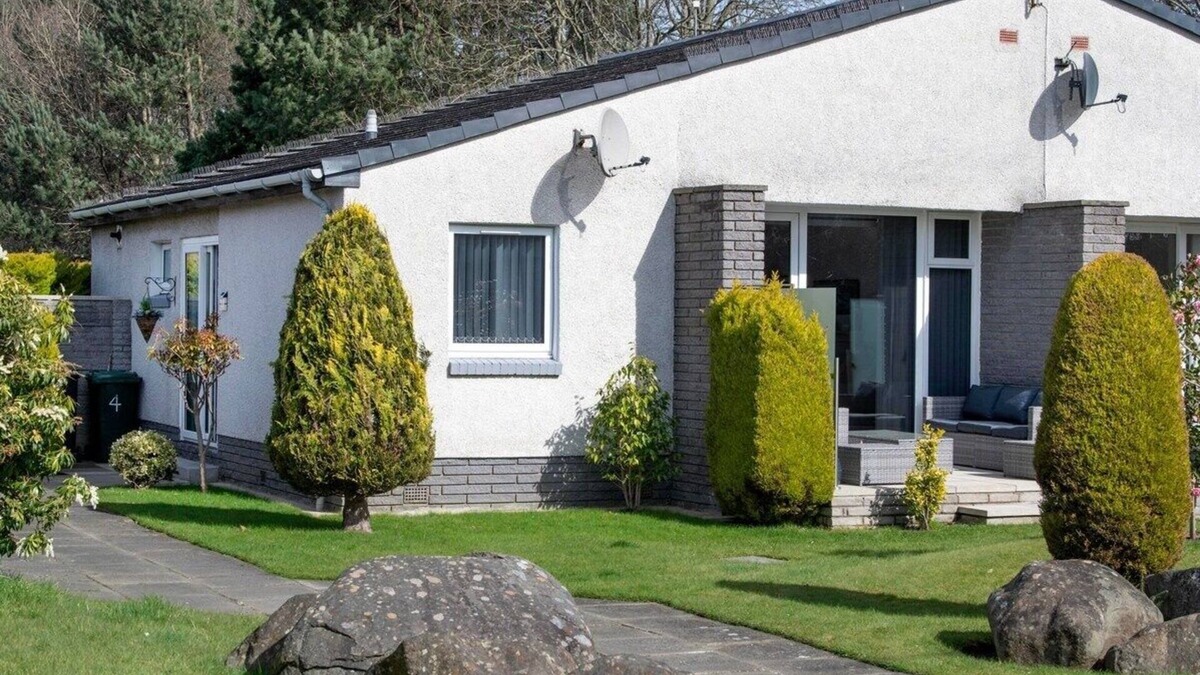 Longcroft House | Beautiful spacious house Airport