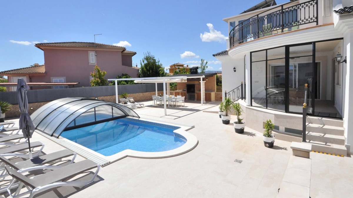Marratxi House | Beautiful spacious holiday home for families with a big swimming pool and garden - Free Wifi