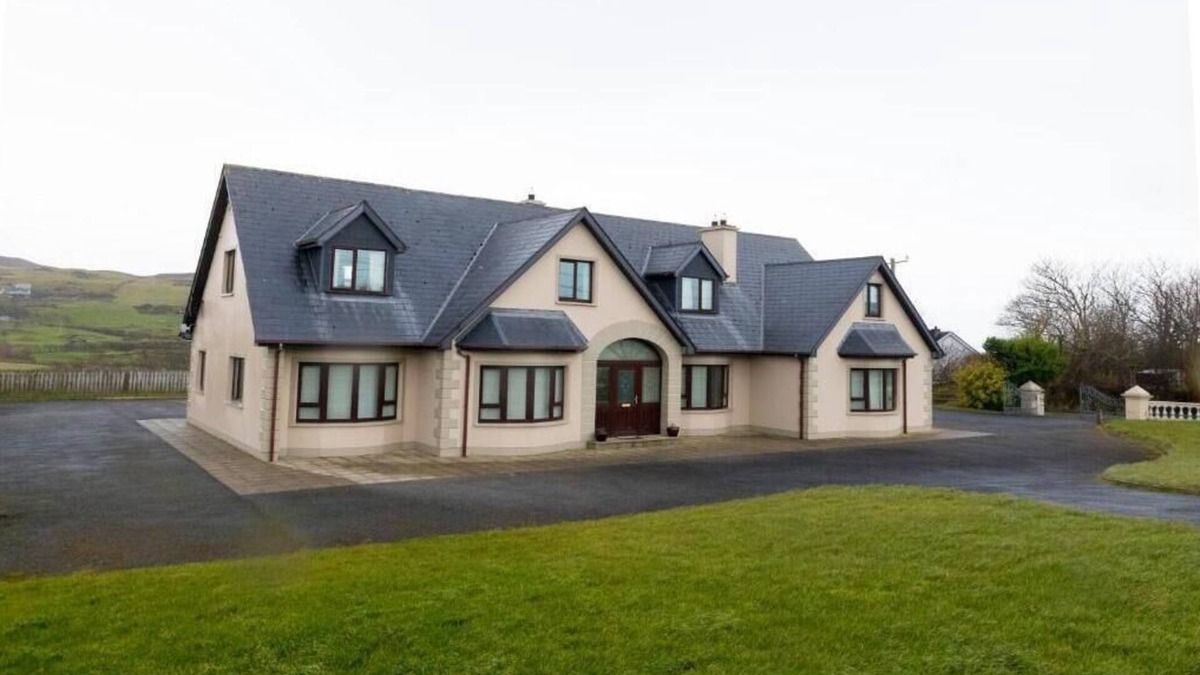 Donegal House | Beautiful spacious house nEnclosed gardenn5-6 bedroomsnSleeps 15-17