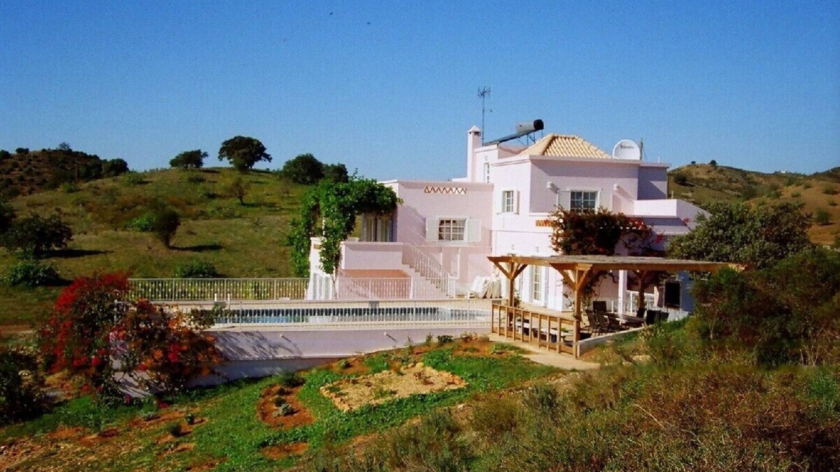Pisa Barro de Baixo Villa | Beautiful, spacious villa with solar pool & games room